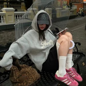 和小孩姐抢衣服鞋子