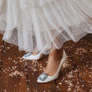 Manolo Blahnik 美鞋上新 方扣细跟鞋$477