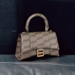 独家：Balenciaga 超好价 袜子鞋$266 卡包$144