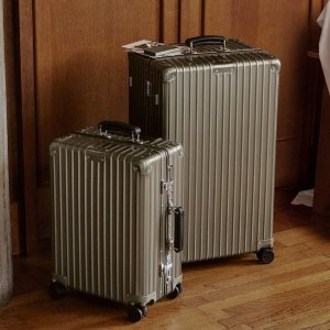 Rimowa 全新双色登场 高级钛金&轻奢粉蓝